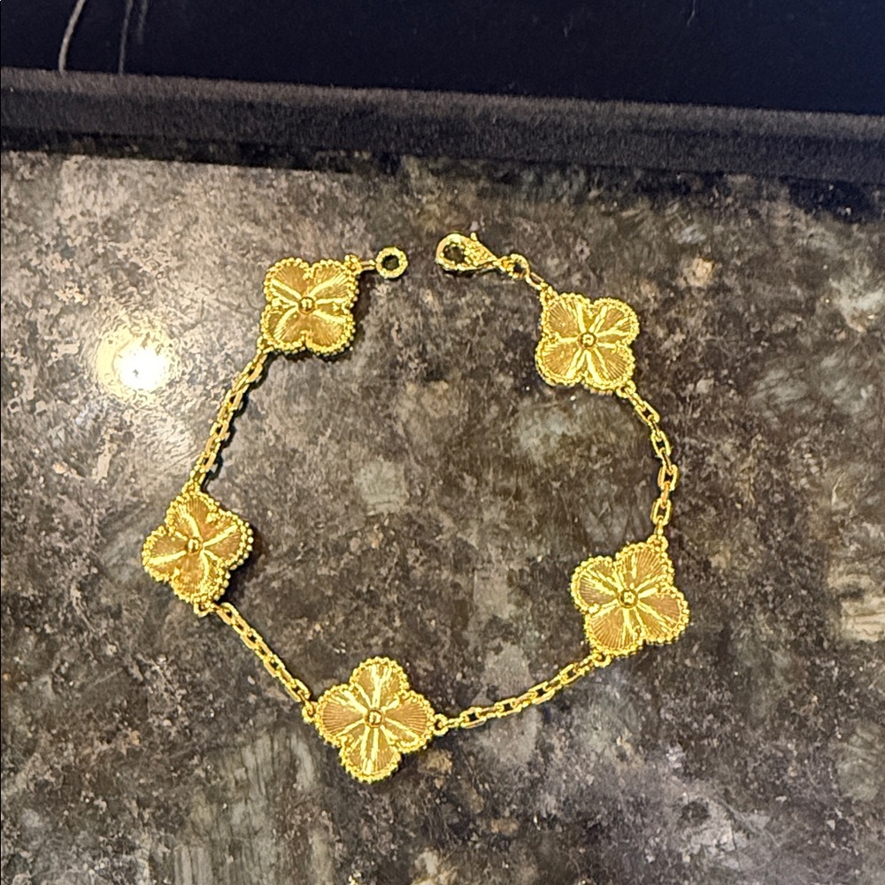 Beautiful clover bracelet, box included